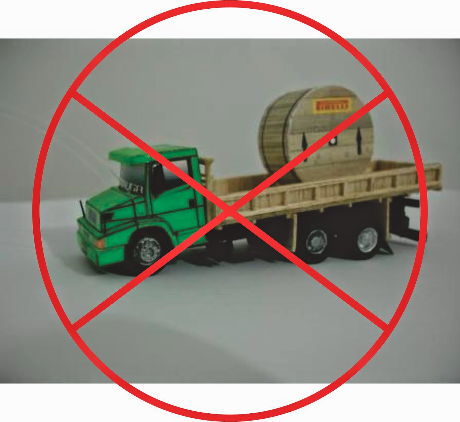 Caminhão arqueado: Os perigos da modificação de estrutura dos